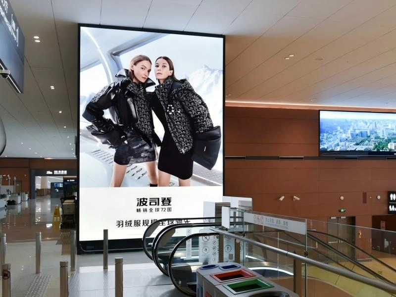 扶梯旁拉布灯箱