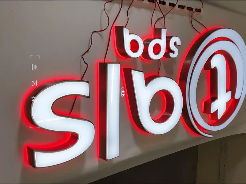 适合吊装、双面发光