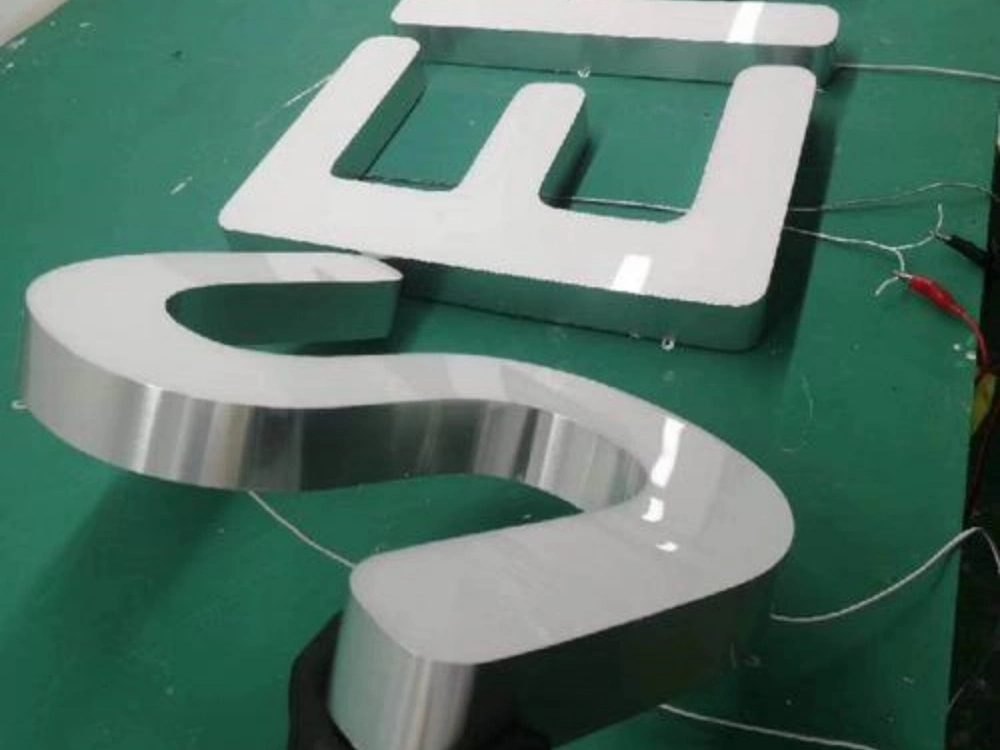 店铺常用发光字，正面灌胶，不建议户外